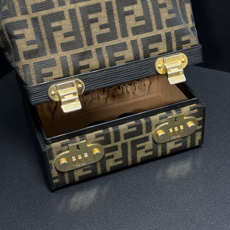 （極新｜限量絕版款🎁） FENDI 芬迪 限量逸品 斜背包 專櫃21萬！-14