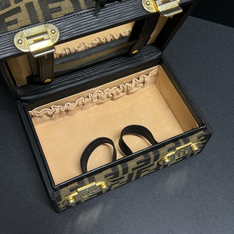 （極新｜限量絕版款🎁） FENDI 芬迪 限量逸品 斜背包 專櫃21萬！-17