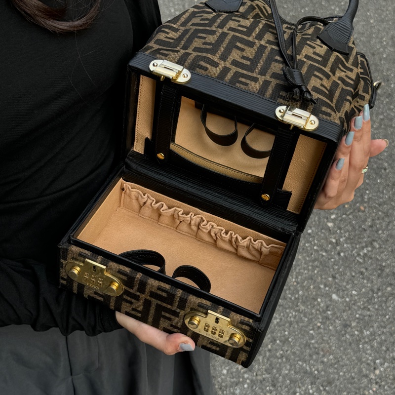 （極新｜限量絕版款🎁） FENDI 芬迪 限量逸品 斜背包 專櫃21萬！-2