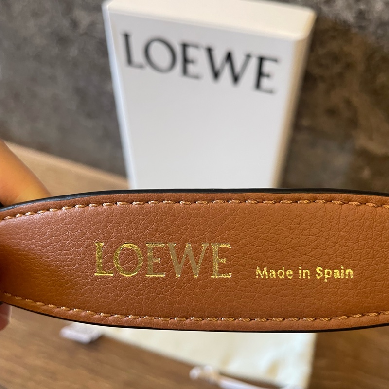 Loewe 皮質手提背帶-1