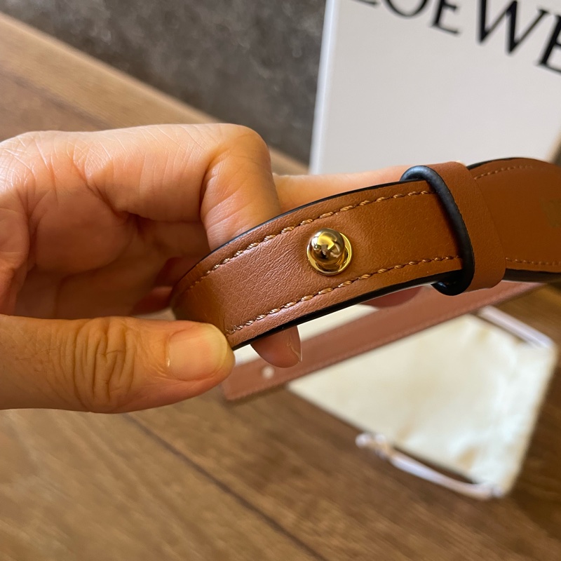 Loewe 皮質手提背帶-2