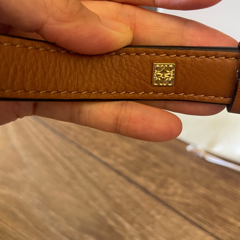 Loewe 皮質手提背帶-3