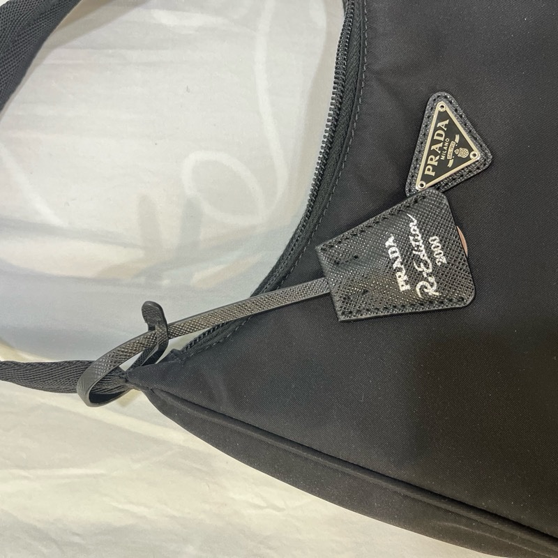 Prada Hobo Re-edition 2000 Black-3