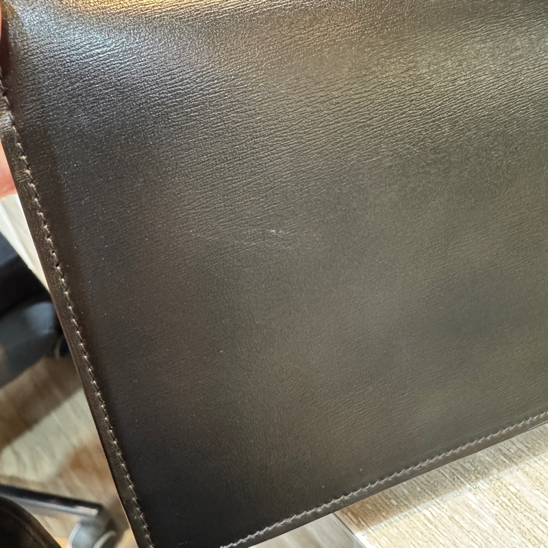 CELINE黑金牛皮凱旋MARGO下蓋信封側背包10L033DPV-8