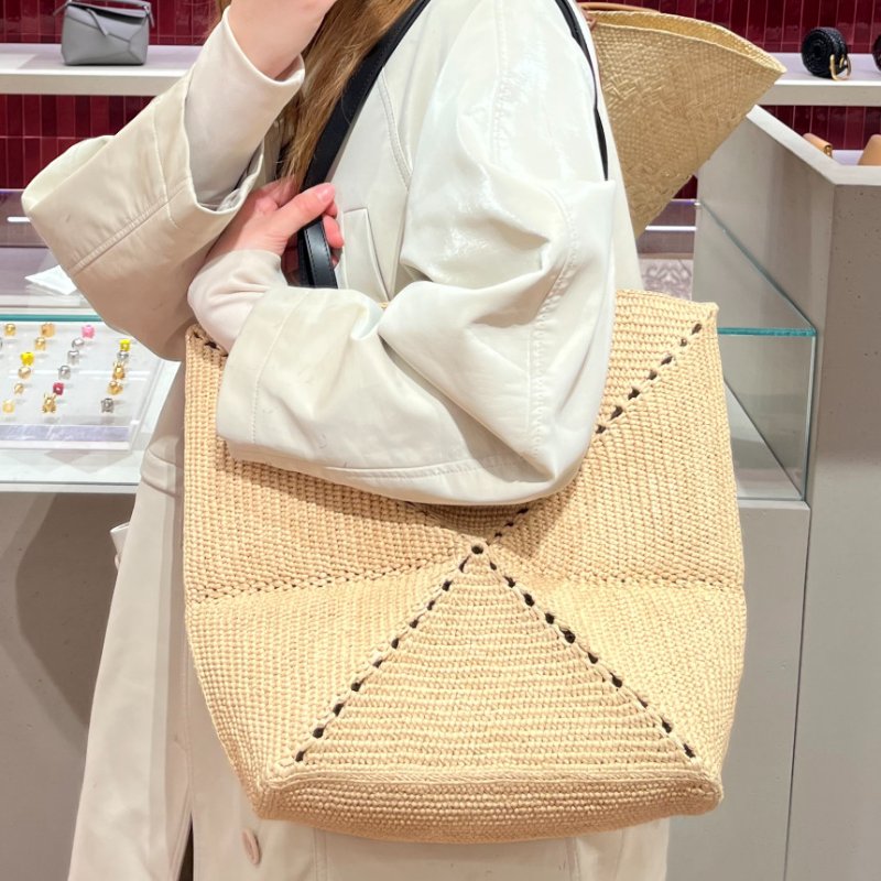 🎉新品好折扣✨Loewe 中型酒椰纖維 Puzzle Fold 托特包 自然色-1