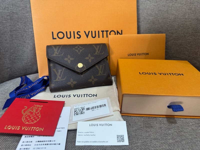 《專櫃大全配》Lv Vactorine 老花咖啡色經典短夾-16