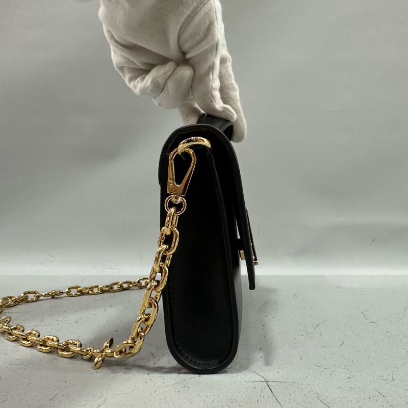 LV m12143 黑色牛皮金鏈斜背包 Wallet On Chain Capucines-2