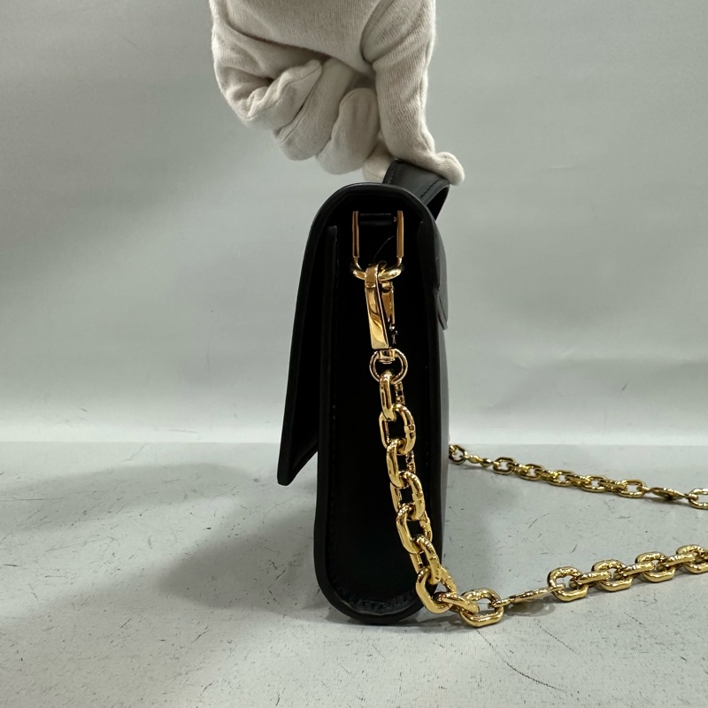 LV m12143 黑色牛皮金鏈斜背包 Wallet On Chain Capucines-3