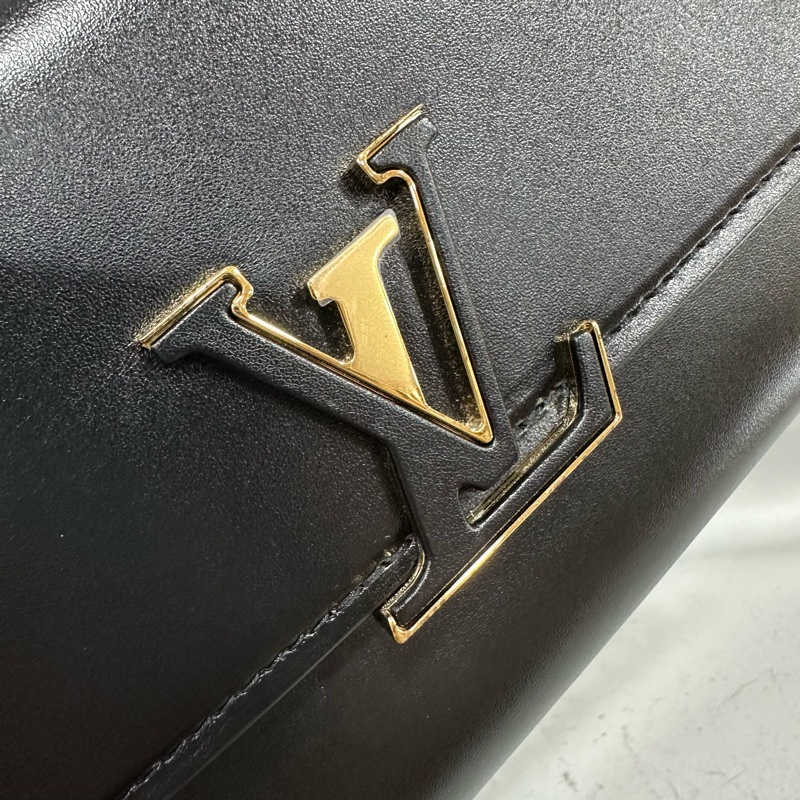 LV m12143 黑色牛皮金鏈斜背包 Wallet On Chain Capucines-11