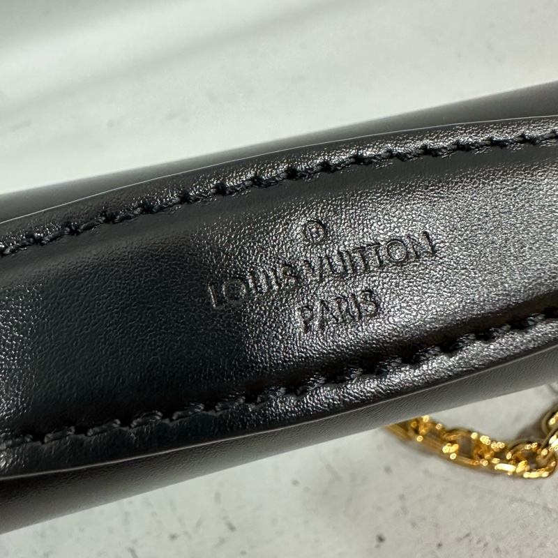 LV m12143 黑色牛皮金鏈斜背包 Wallet On Chain Capucines-13