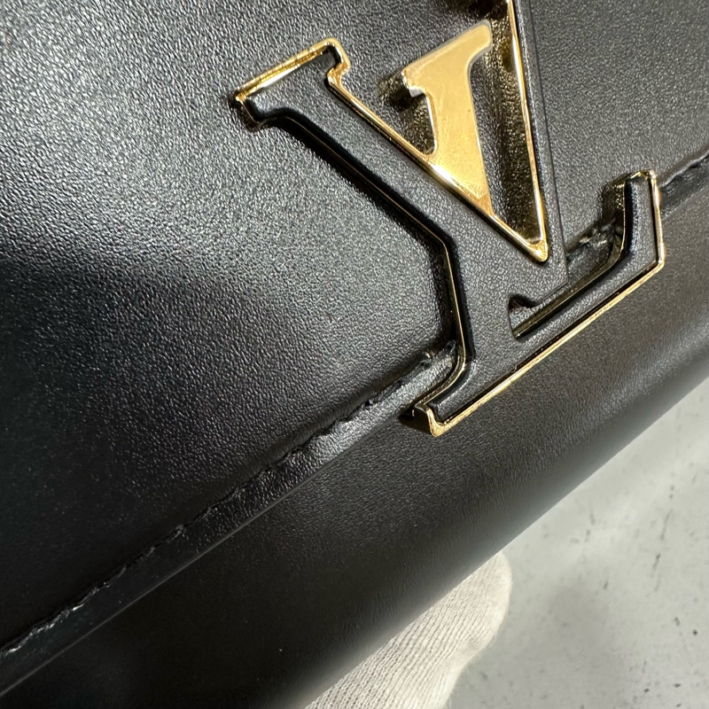 LV m12143 黑色牛皮金鏈斜背包 Wallet On Chain Capucines-24