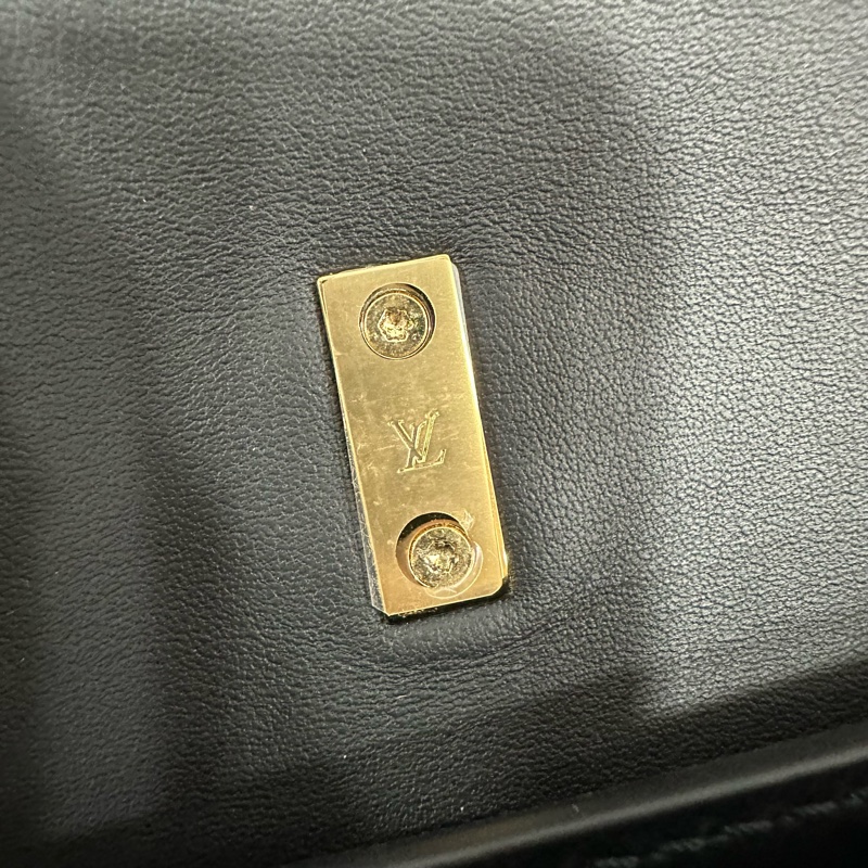 LV m12143 黑色牛皮金鏈斜背包 Wallet On Chain Capucines-25