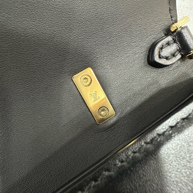 LV m12143 黑色牛皮金鏈斜背包 Wallet On Chain Capucines-26
