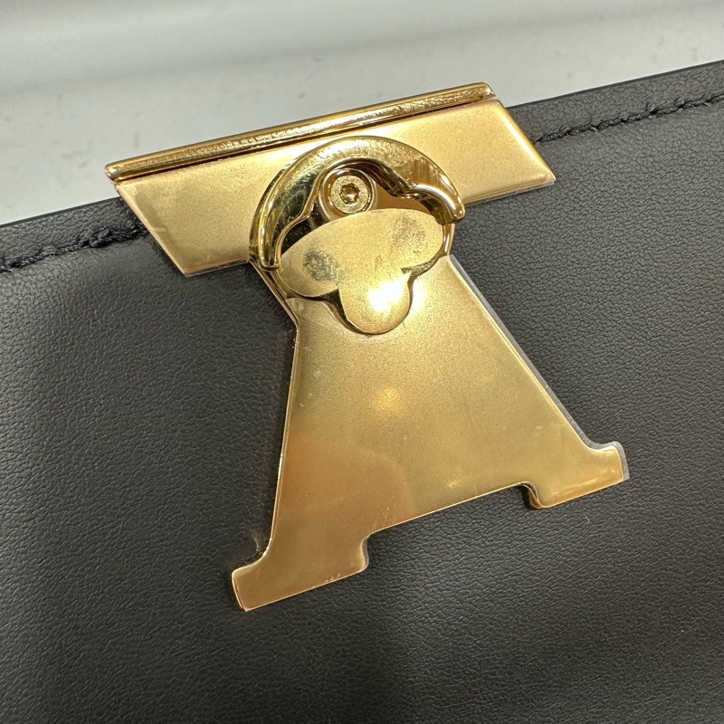 LV m12143 黑色牛皮金鏈斜背包 Wallet On Chain Capucines-27