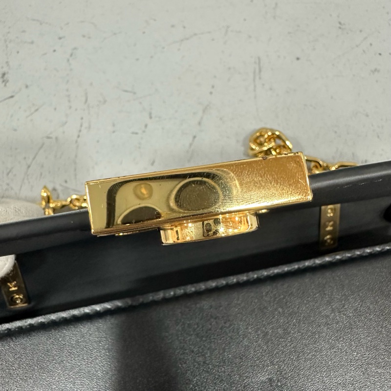 LV m12143 黑色牛皮金鏈斜背包 Wallet On Chain Capucines-28