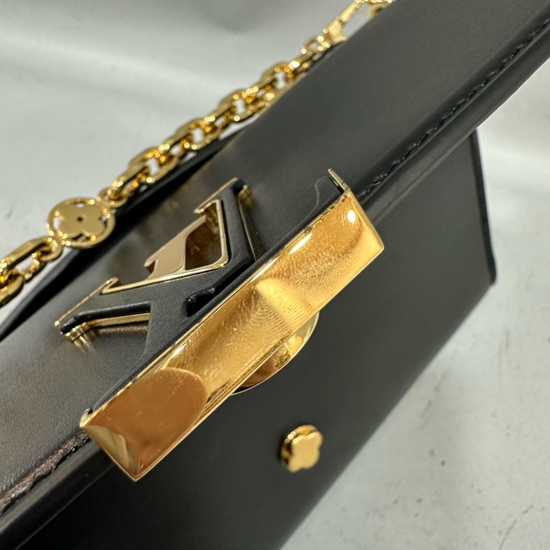 LV m12143 黑色牛皮金鏈斜背包 Wallet On Chain Capucines-30