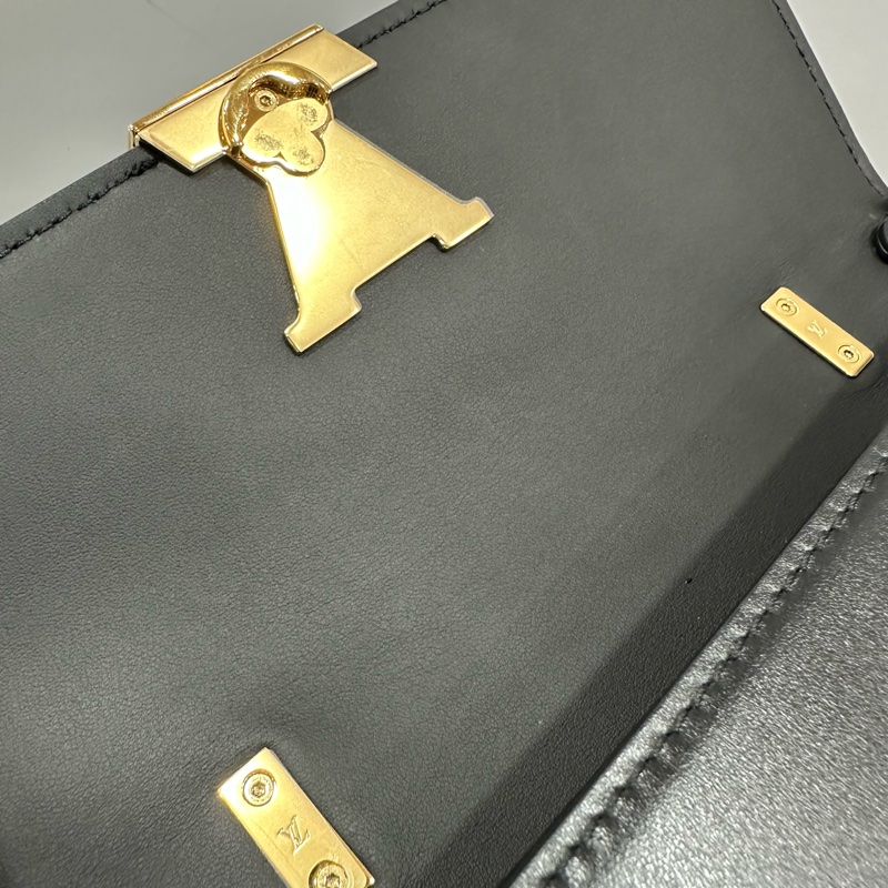 LV m12143 黑色牛皮金鏈斜背包 Wallet On Chain Capucines-32