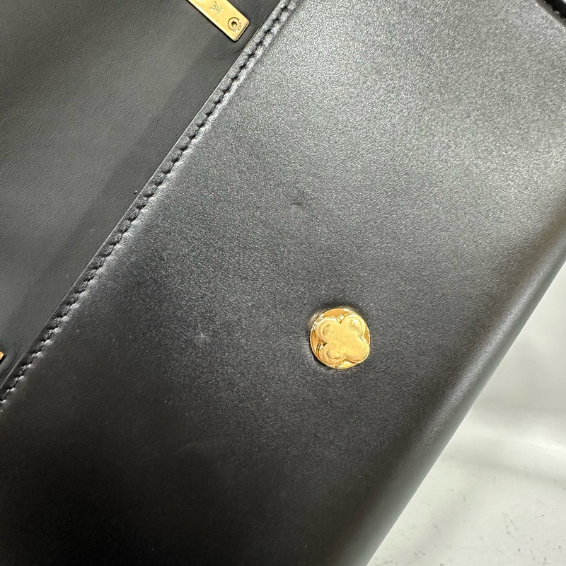 LV m12143 黑色牛皮金鏈斜背包 Wallet On Chain Capucines-33