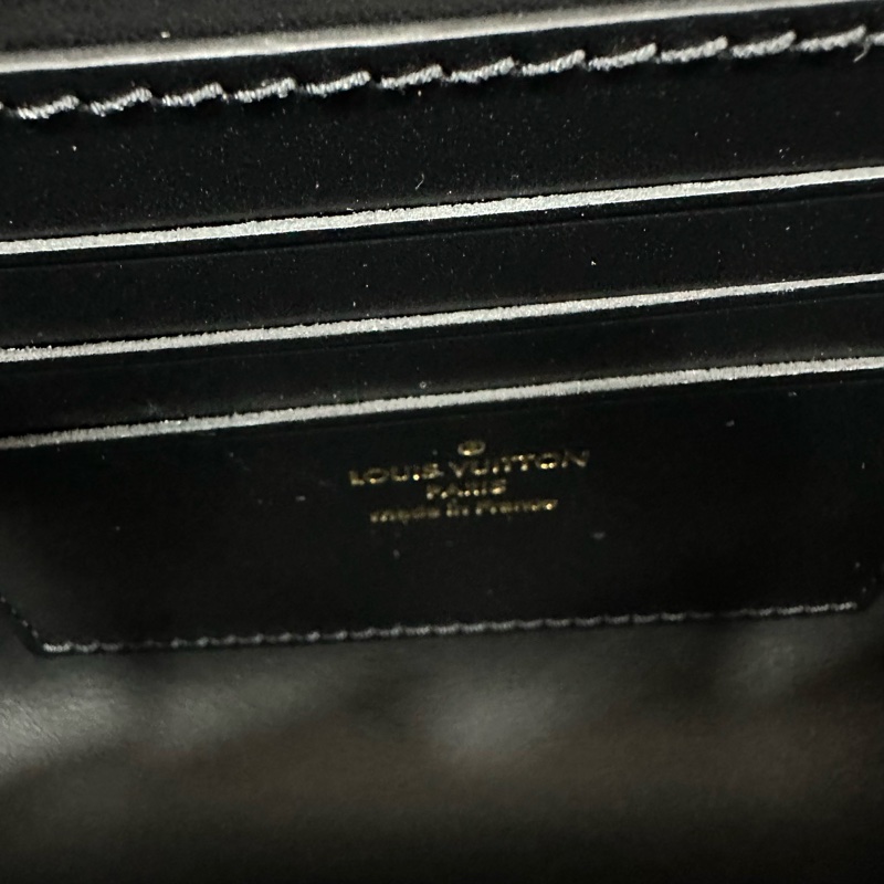 LV m12143 黑色牛皮金鏈斜背包 Wallet On Chain Capucines-37