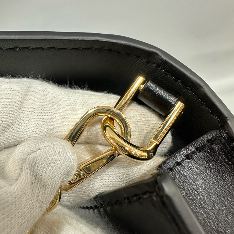 LV m12143 黑色牛皮金鏈斜背包 Wallet On Chain Capucines-44