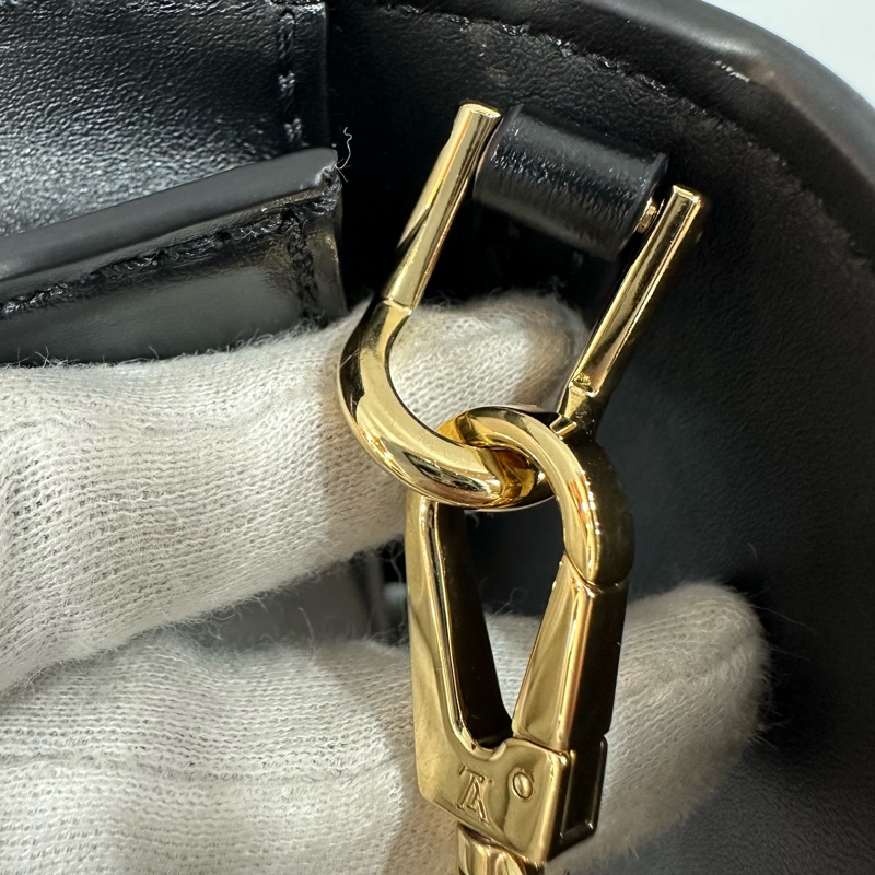 LV m12143 黑色牛皮金鏈斜背包 Wallet On Chain Capucines-45