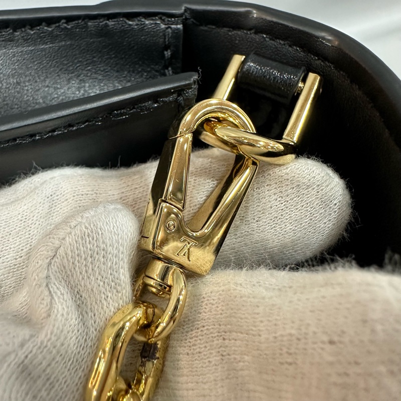 LV m12143 黑色牛皮金鏈斜背包 Wallet On Chain Capucines-46