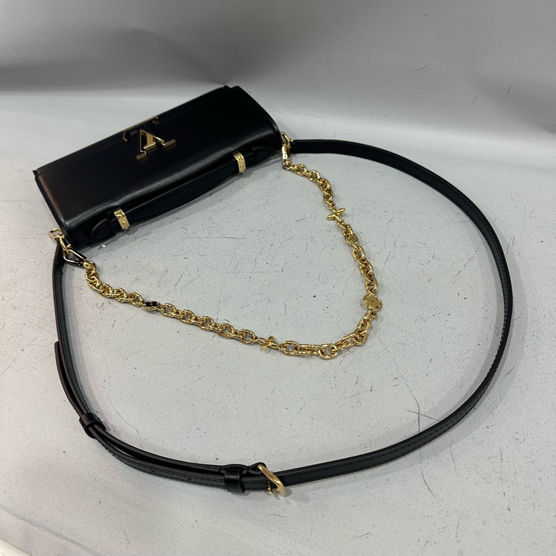 LV m12143 黑色牛皮金鏈斜背包 Wallet On Chain Capucines-47