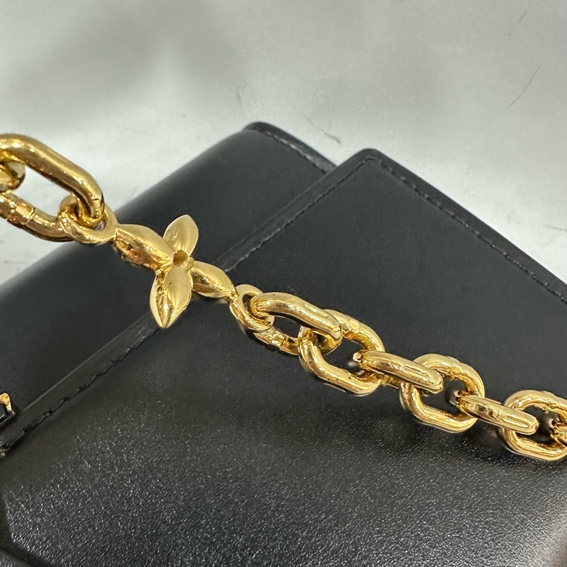 LV m12143 黑色牛皮金鏈斜背包 Wallet On Chain Capucines-49