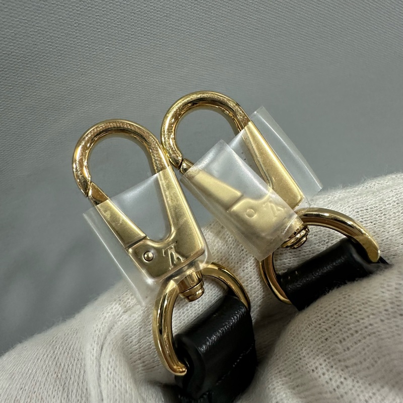 LV m12143 黑色牛皮金鏈斜背包 Wallet On Chain Capucines-51