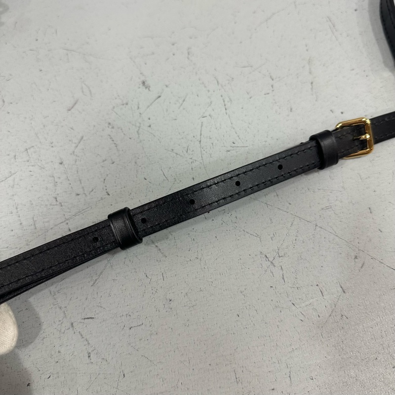 LV m12143 黑色牛皮金鏈斜背包 Wallet On Chain Capucines-53