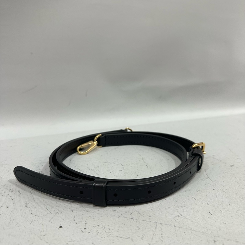 LV m12143 黑色牛皮金鏈斜背包 Wallet On Chain Capucines-54
