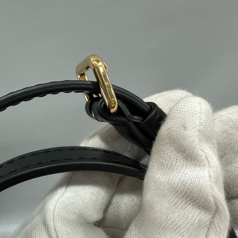 LV m12143 黑色牛皮金鏈斜背包 Wallet On Chain Capucines-56