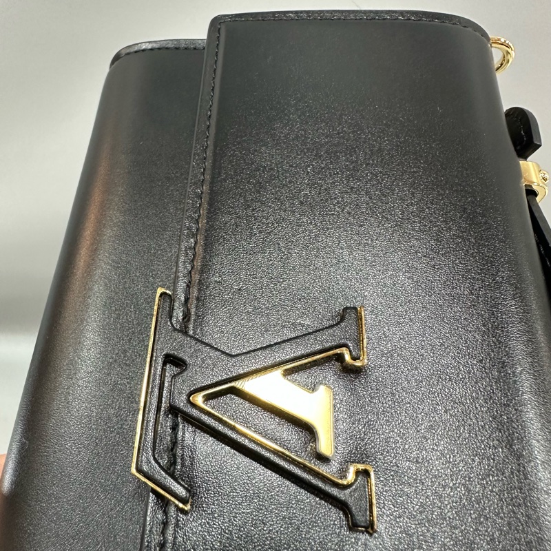 LV m12143 黑色牛皮金鏈斜背包 Wallet On Chain Capucines-57
