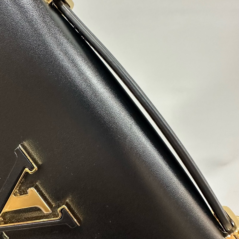 LV m12143 黑色牛皮金鏈斜背包 Wallet On Chain Capucines-58