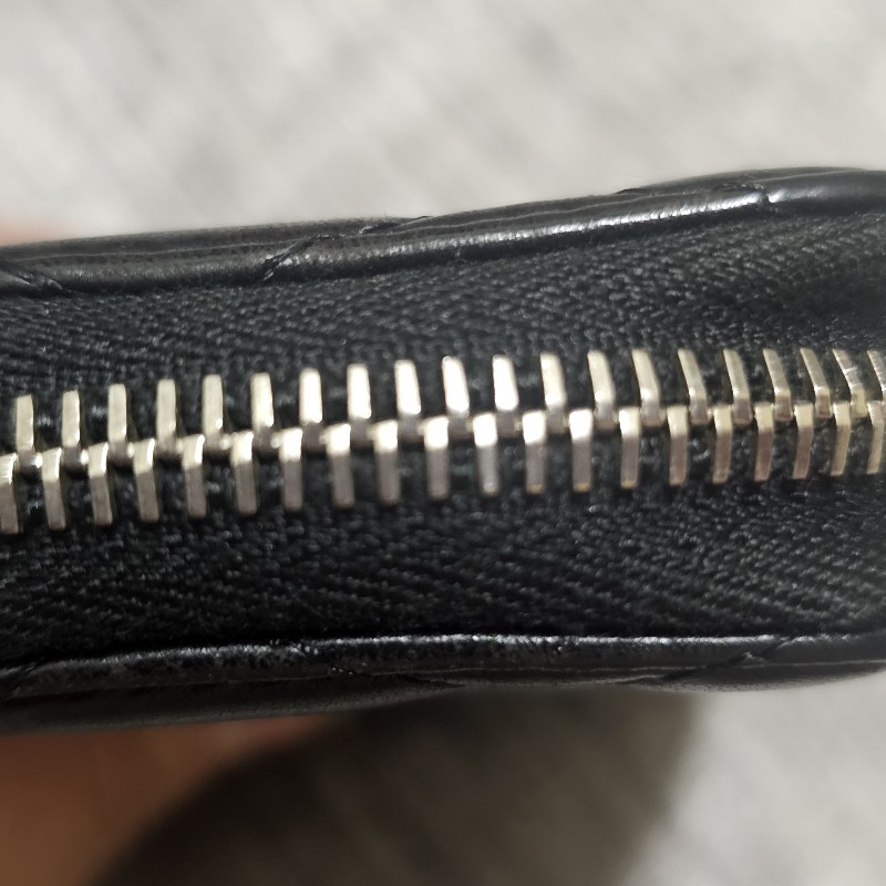 Chanel 經典荔枝紋牛皮銀扣ㄇ型拉鍊零錢包-7