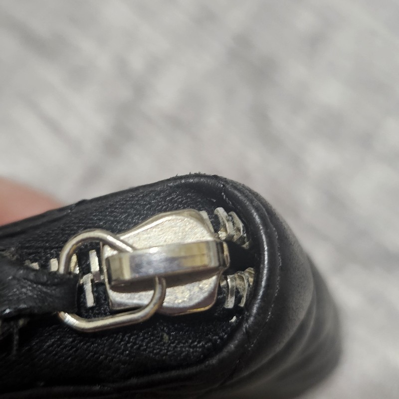 Chanel 經典荔枝紋牛皮銀扣ㄇ型拉鍊零錢包-18