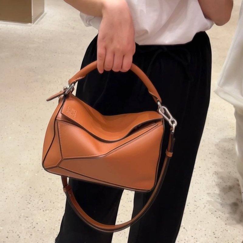 🎉新品好折扣✨Loewe 小款經典小牛皮 Puzzle 包 焦糖色-1