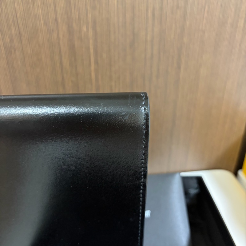 YSL漆面黑色護照套-11