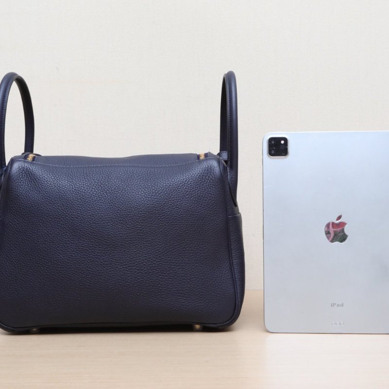 HERMES Lindy302Z午夜藍TC皮A刻金扣肩背包-5