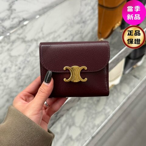 🎉新品好折扣✨Celine 10D783 凱旋門山羊皮小型翻蓋短夾 深勃根地紅