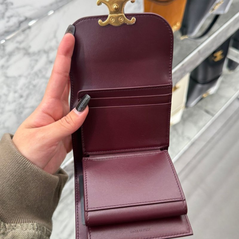 🎉新品好折扣✨Celine 10D783 凱旋門山羊皮小型翻蓋短夾 深勃根地紅-7