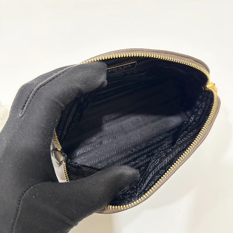PRADA化妝包大象灰金扣牛皮化妝包-12