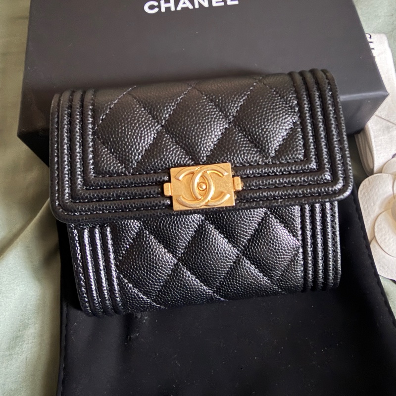 CHANEL BOY牛皮短夾金扣-0