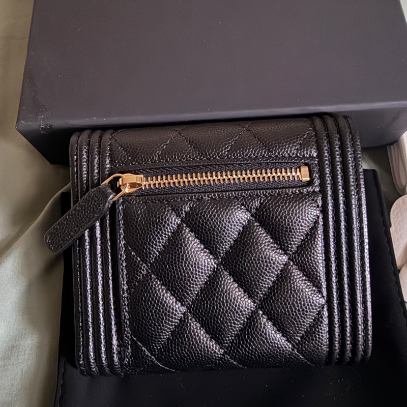CHANEL BOY牛皮短夾金扣-1