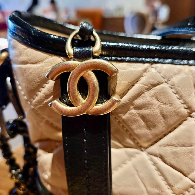 Chanel 香奈兒 gabrielle系列 流浪包 小號 奶茶色拼黑底 二手-1