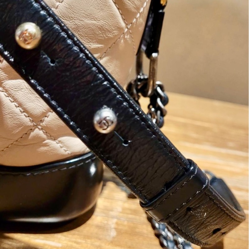 Chanel 香奈兒 gabrielle系列 流浪包 小號 奶茶色拼黑底 二手-2