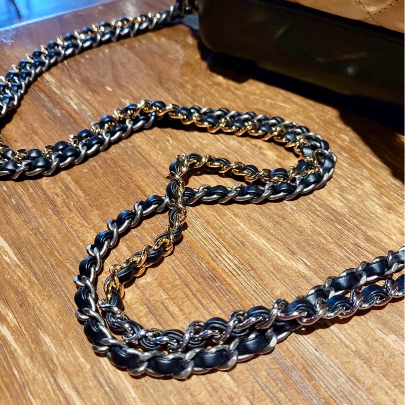 Chanel 香奈兒 gabrielle系列 流浪包 小號 奶茶色拼黑底 二手-3