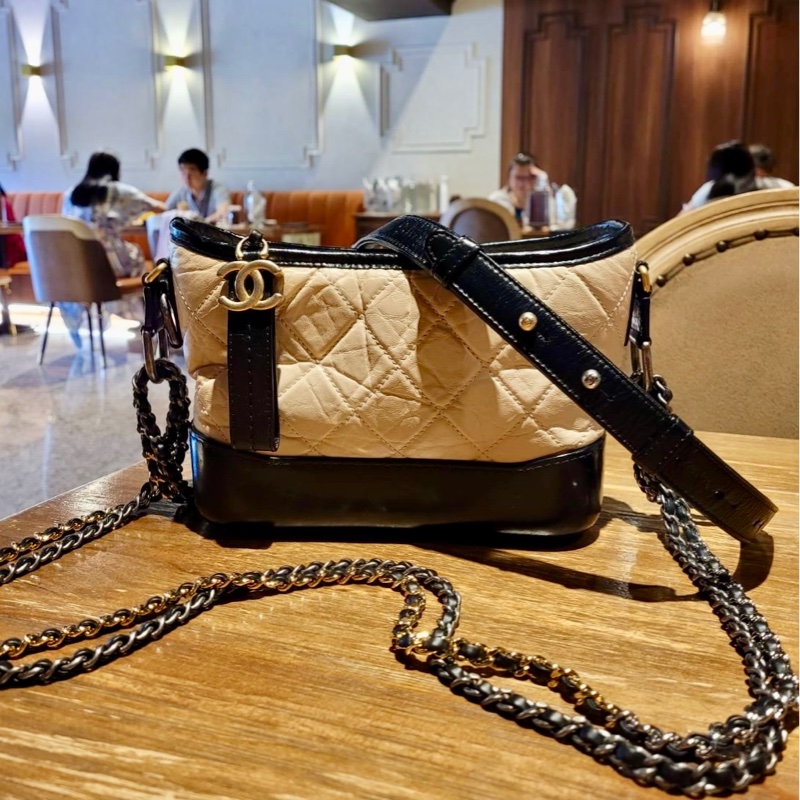 Chanel 香奈兒 gabrielle系列 流浪包 小號 奶茶色拼黑底 二手-9