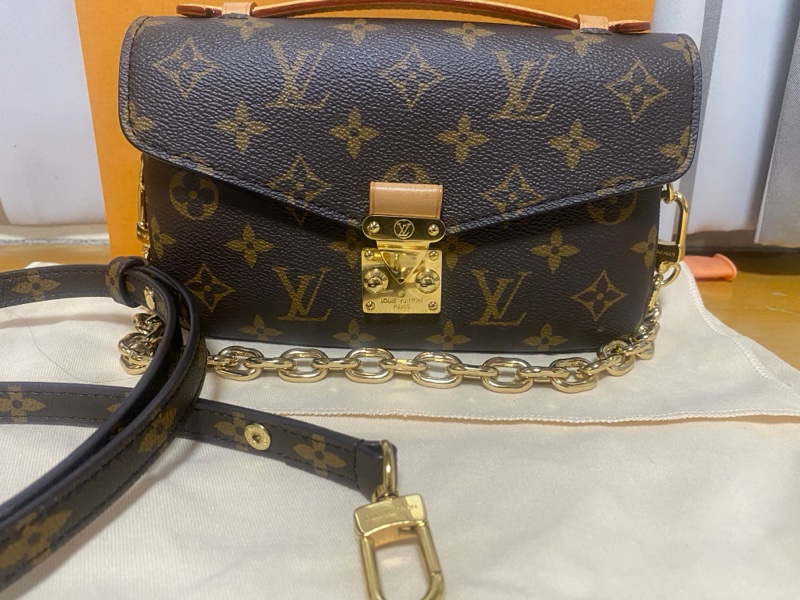 LV老花小郵差包-1