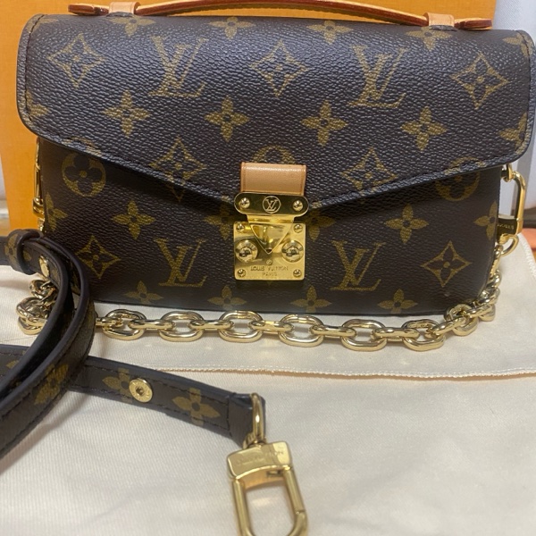 LV老花小郵差包-9